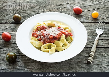 
                Tomatensauce, Tortellini, Tellergericht                   
