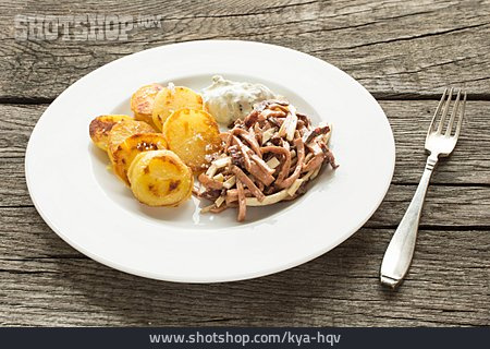 
                Wurstsalat, Bratkartoffeln, Kräuterquark                   