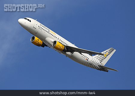 
                Flugzeug, Airbus A320, Vueling, Billigflieger                   