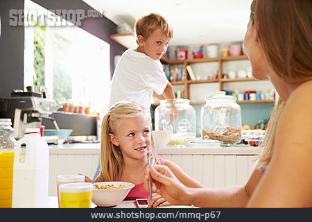 
                Mutter, Häusliches Leben, Frühstück, Geschwister                   