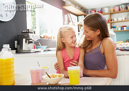 
                Mutter, Häusliches Leben, Frühstück, Tochter                   