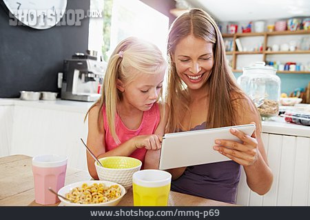 
                Mutter, Mobile Kommunikation, Frühstück, Tochter, Esstisch                   