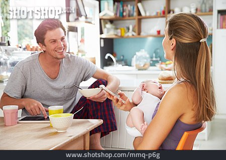 
                Baby, Vater, Mutter, Frühstück, Familienleben                   