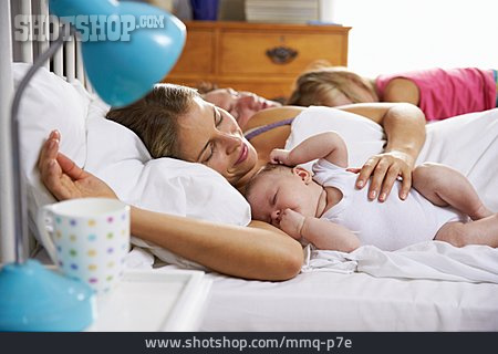 
                Schlafen, Familie, Familienglück                   