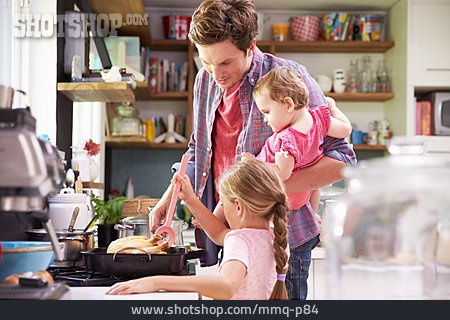 
                Vater, Kochen, Tochter, Multitasking                   