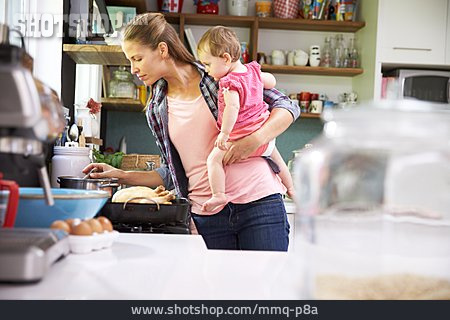 
                Baby, Mutter, Küche, Multitasking                   