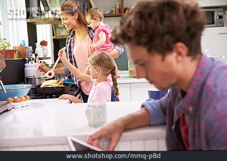 
                Mutter, Häusliches Leben, Familienleben, Multitasking                   
