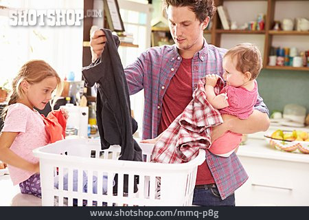 
                Vater, Häusliches Leben, Hausarbeit, Hausmann, Wäsche                   