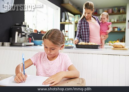 
                Mutter, Häusliches Leben, Tochter, Hausaufgaben                   