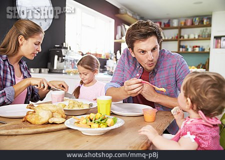 
                Füttern, Familienleben, Mittagessen                   