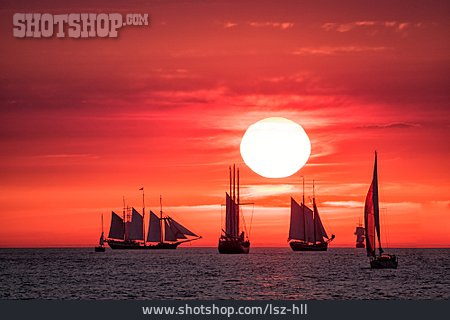 
                Sonnenuntergang, Segelschiff, Windjammer                   