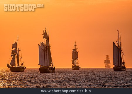 
                Sonnenuntergang, Regatta, Segelschiff, Windjammer                   