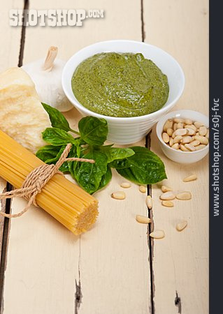 
                Pasta, Italienische Küche, Pesto, Hausgemacht                   