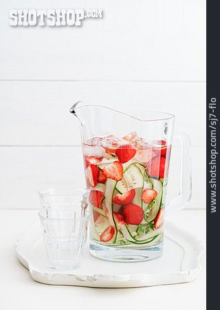 
                Erfrischung, Wasser, Erdbeeren, Sommergetränk                   