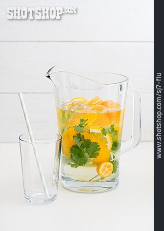 
                Wasser, Orangen, Aromatisiert                   