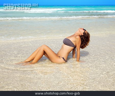 
                Junge Frau, Strand, Urlaub, Bikini                   