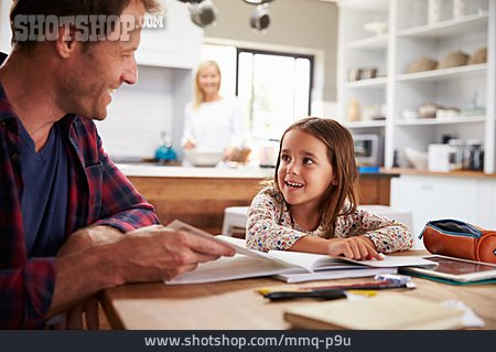 
                Vater, Tochter, Vorlesen                   