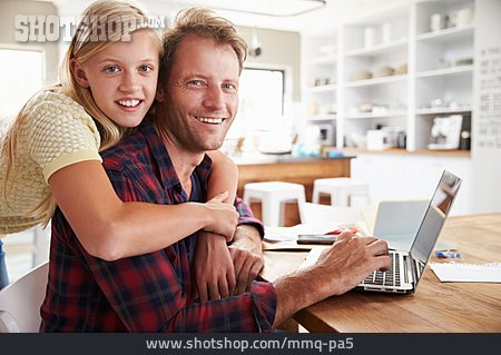 
                Vater, Laptop, Tochter                   