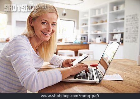 
                Frau, Laptop, Online Banking                   