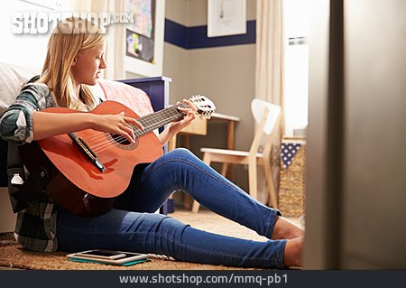 
                Mädchen, Gitarre, Gitarre Spielen                   