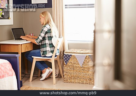 
                Teenager, Laptop, Schreibtisch                   