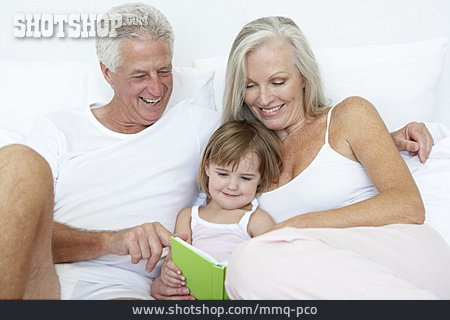 
                Lesen, Großeltern, Vorlesen, Enkelin                   