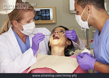 
                Zahnarztbesuch, Zahnärztin, Zahnuntersuchung                   