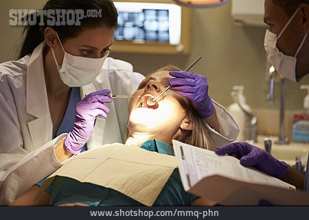 
                Zahnbehandlung, Zahnarztbesuch, Zahnärztin, Zahnuntersuchung                   