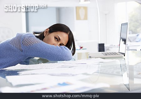 
                Junge Frau, Arbeit, Erschöpft, Stress & Belastung                   