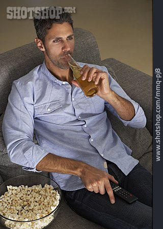 
                Mann, Bier, Popcorn, Fernsehabend                   