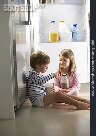 
                Kind, Naschen, Geschwister, Kühlschrank                   