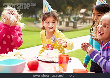 
                Kind, Spaß & Vergnügen, Freundinnen, Kindergeburtstag                   