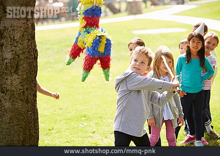 
                Kindergruppe, Spiel, Kindergeburtstag, Pinata                   