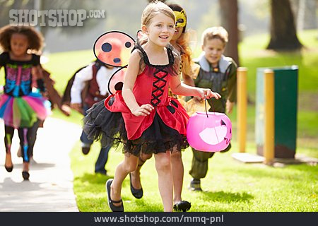
                Kind, Kindergruppe, Halloween                   