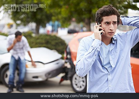 
                Junger Mann, Telefonieren, Autounfall, Auffahrunfall                   