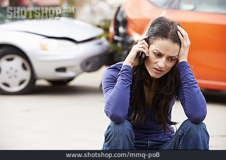 
                Frau, Telefonieren, Autounfall, Auffahrunfall                   