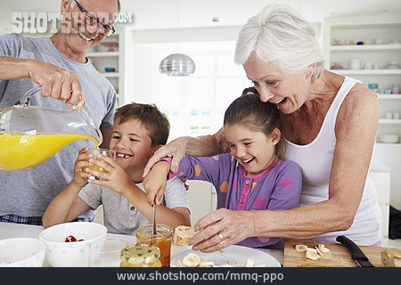 
                Enkel, Großeltern, Frühstücken                   