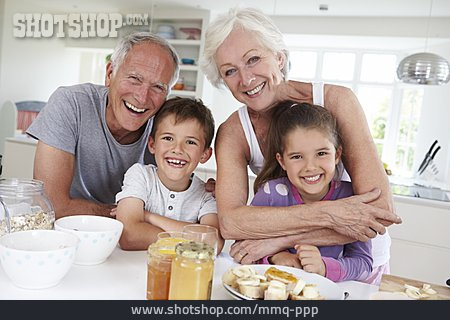 
                Enkel, Frühstück, Großeltern                   