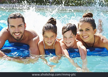 
                Schwimmen, Planschen, Familie, Badeurlaub                   