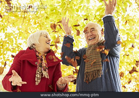
                Spaß & Vergnügen, Herbstlich, Lebensfreude, Ausgelassenheit, Seniorenpaar                   