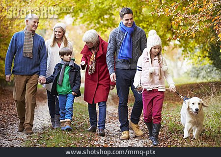 
                Familie, Generationen, Herbstspaziergang                   
