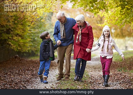 
                Familie, Großeltern, Herbstspaziergang                   