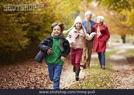 
                Großeltern, Herbstspaziergang, Enkelkinder                   