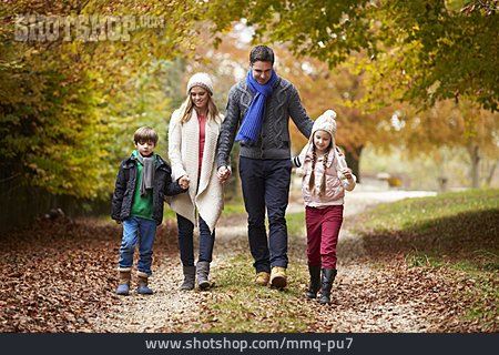 
                Familie, Herbstspaziergang                   