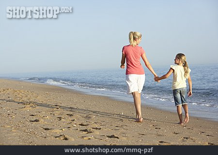 
                Mutter, Strandspaziergang, Tochter                   