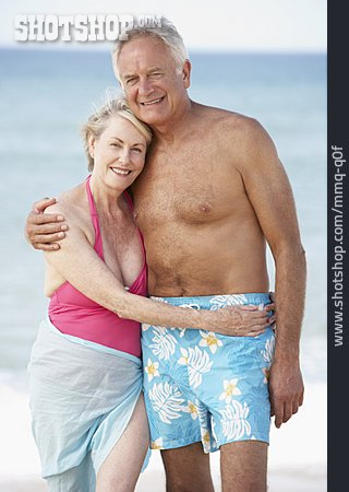 
                Verliebt, Strandurlaub, Seniorenpaar                   