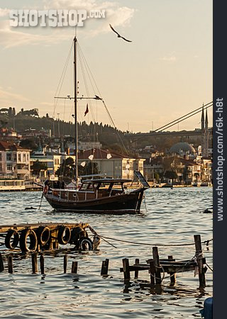 
                Dämmerung, Segelboot, Bosporus, Istanbul                   