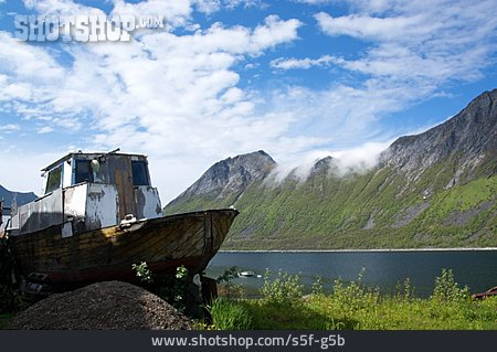 
                Schiffswrack, Norwegen, Gryllefjord                   