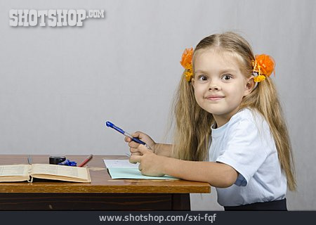 
                Kind, Mädchen, Lernen, Hausaufgaben                   