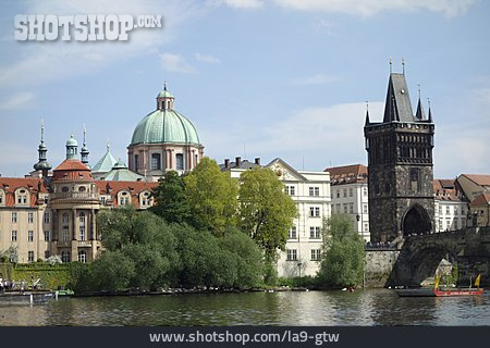 
                Prag, Moldau, Karlsbrücke, Kreuzherrenkirche                   
